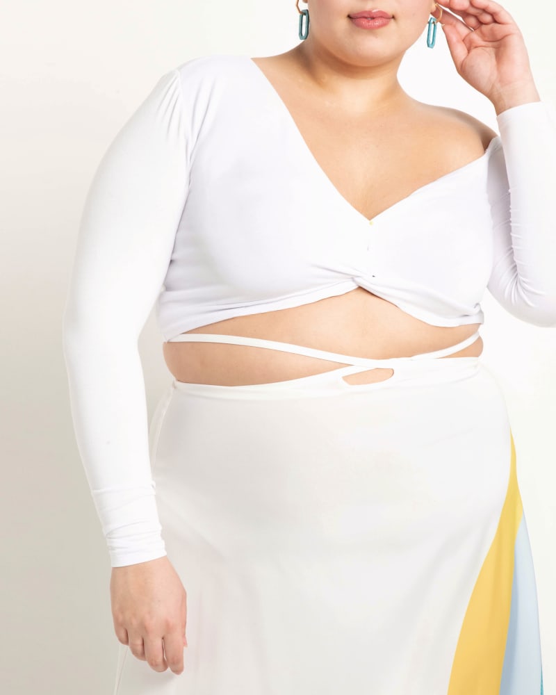 Front of a model wearing a size 14 Sophia Twist Crop Top in Soft White by ELOQUII. | dia_product_style_image_id:203993